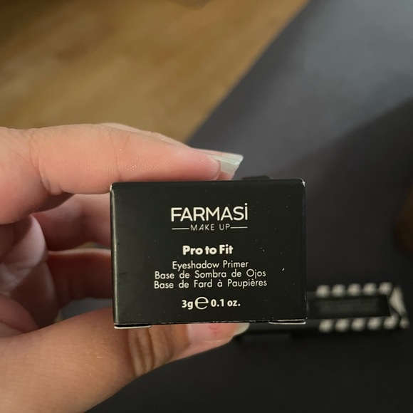 Eyeshadow primer - Picture 1 of 2